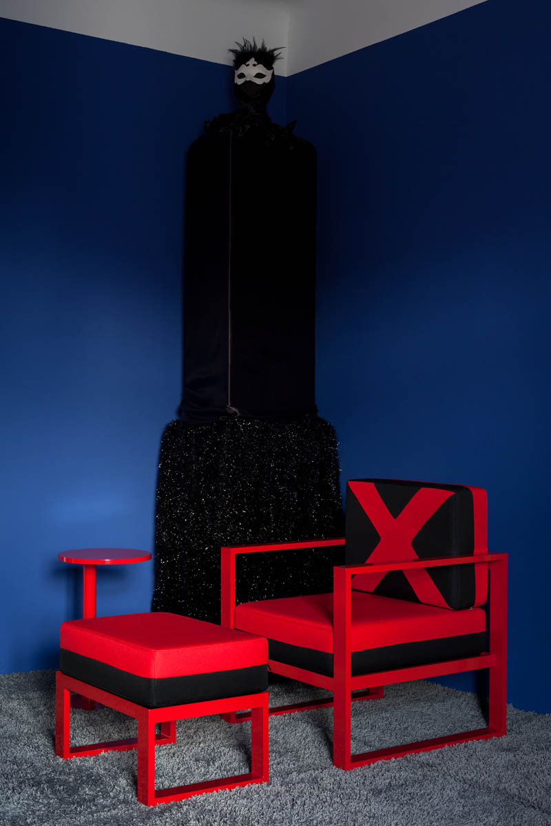 Stan P Dizajn interijera u stanu P s X Armchair Red crvenom foteljom